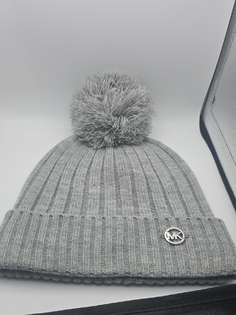 Michael Kors Light Gray Ribbed Knit Pom Beanie MK Metal Silver Logo (NWOT) 🩶 - Picture 2 of 6